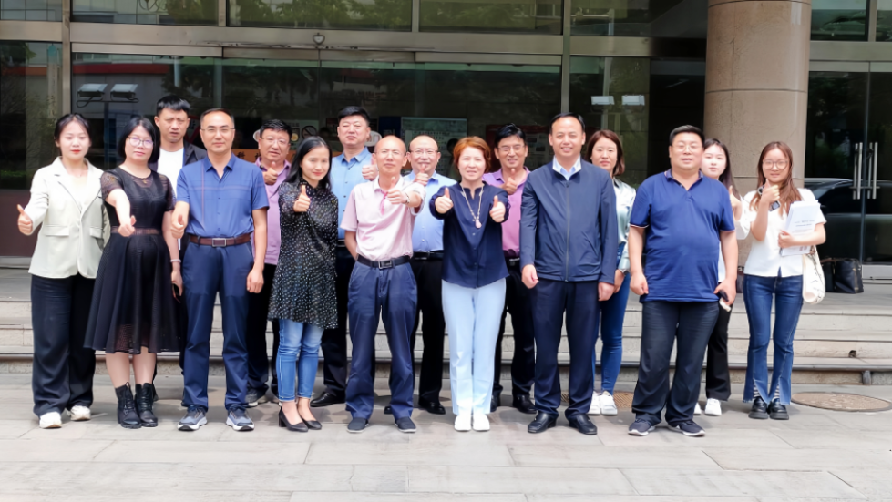 家育种业集团与松山区政府领导到北京资源亿家集团有限公司考察交流