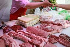 头均亏损超110元！猪多成定局，行业内卷加剧，低成本是出路