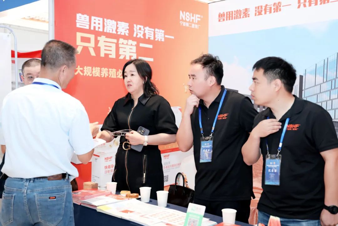 岑桂英与参会者交流