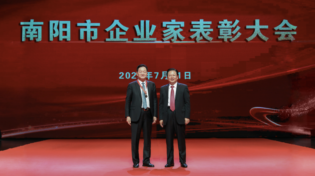 勇担责任，创造价值！牧原董事长秦英林荣获南阳市2022年度“功勋企业家”奖