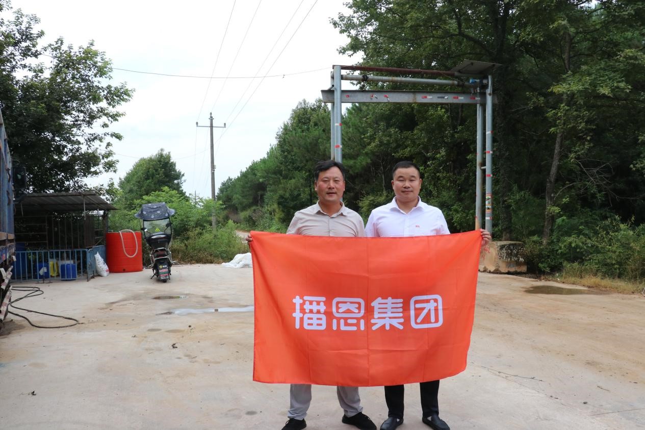 聚鑫农牧老板倪丰龙（左）和经理欧阳文斌（右）