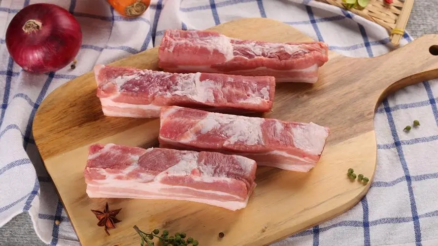 猪肉价格持续上涨，一超市猪五花肉每公斤涨价16元