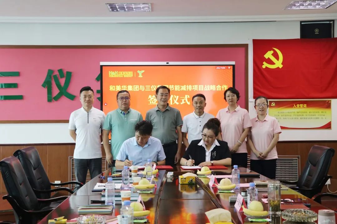 马百顺总监与刘艳博士在合作书上签字