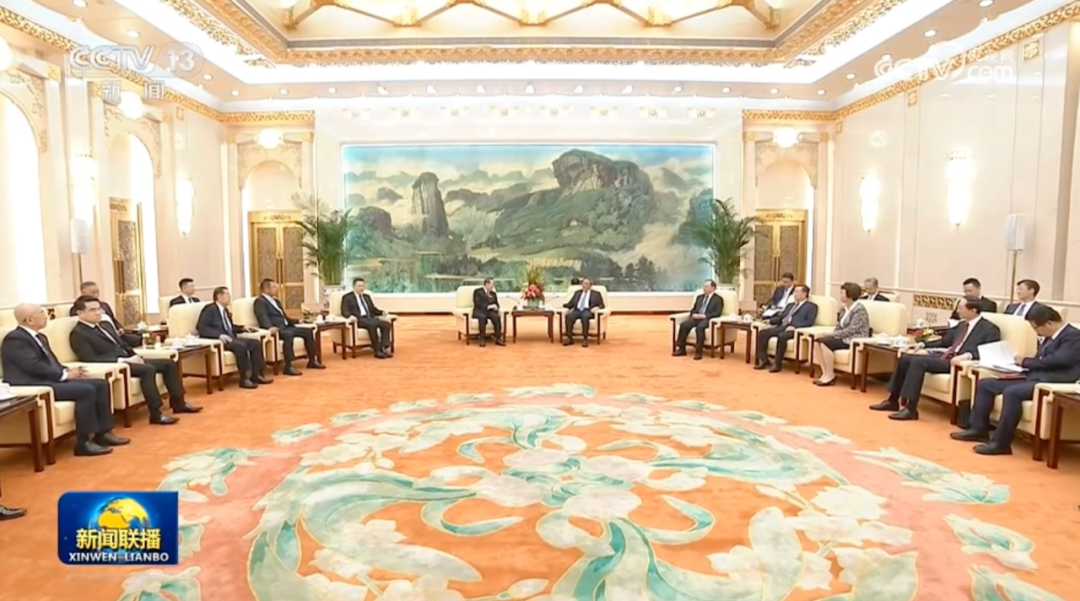 国务院总理李强在北京人民大会堂亲切会见正大集团资深董事长谢国民、董事长谢吉人一行