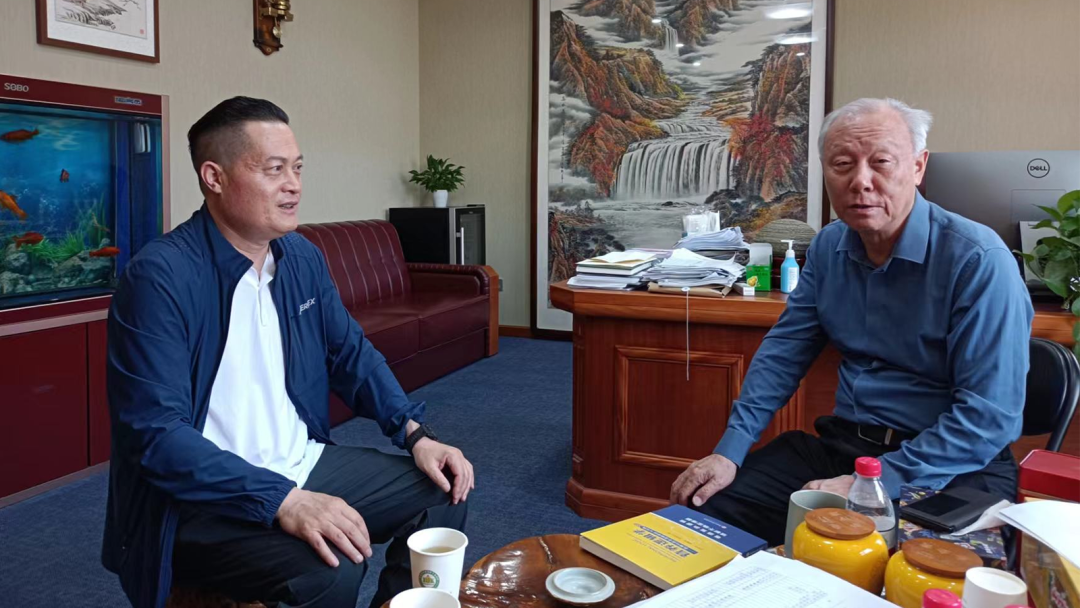 新书发布后李院士（右）与刘博士（左）座谈