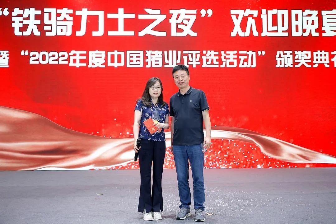 冯光德为获得晚宴一等奖的嘉宾颁奖