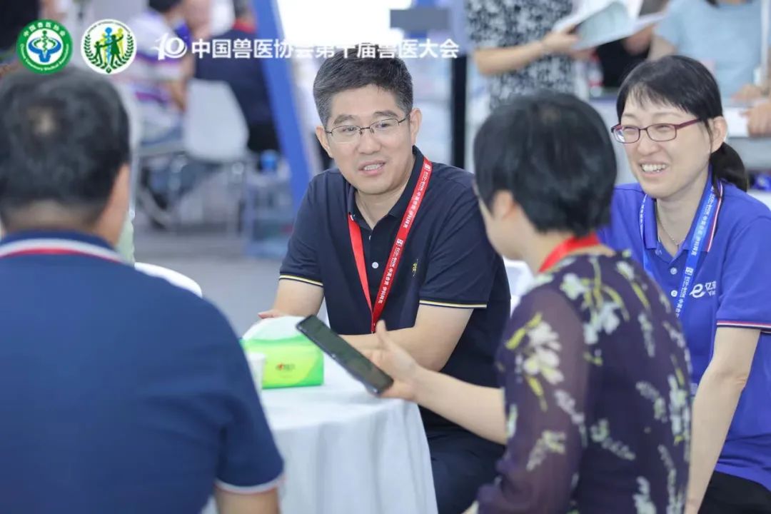 参会嘉宾在亿森宝展位洽谈、交流
