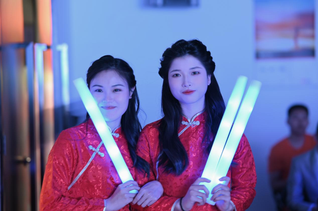 青春靓丽的礼仪人员 
