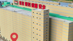 适合城市的楼房养猪模式！河对岸就是高档小区！网友直呼：住的不如猪