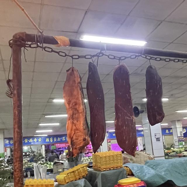 昆明菜市场新上市的腌制肉品“干巴”
