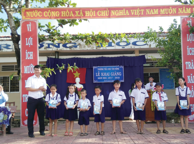 通威向当地小学捐赠图书