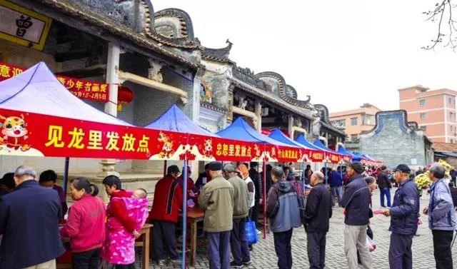 广州800年龙岗古村再现“太公分猪肉”，每人2斤