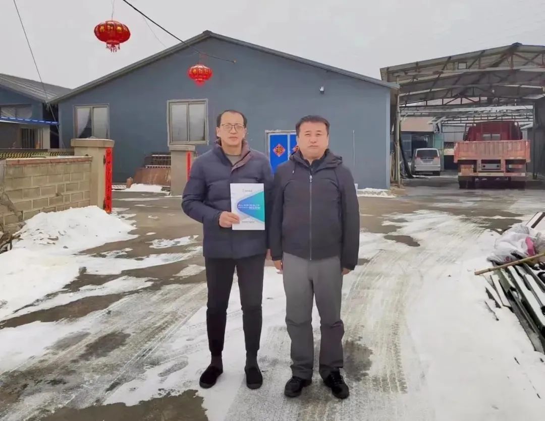禽苗辽南区业务经理王桐冒雪为抚顺养殖户进行防疫指导