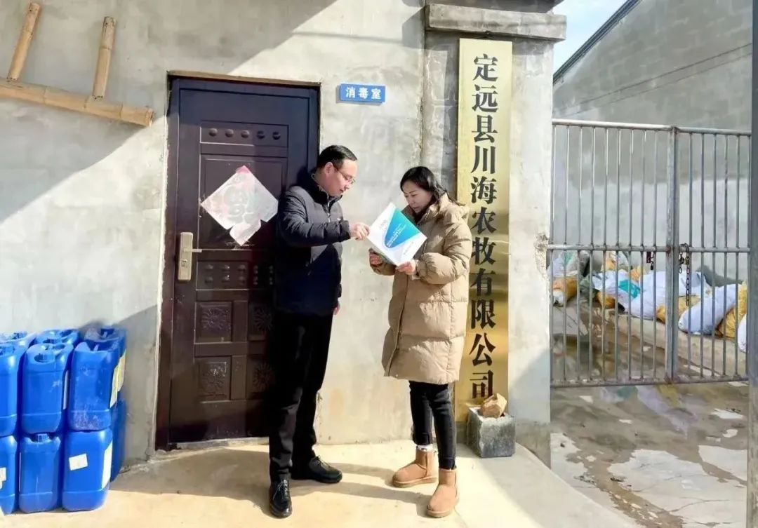 姚钰芸、技术老师石昂为安徽定远客户作低温雨雪天气畜禽防疫科普
