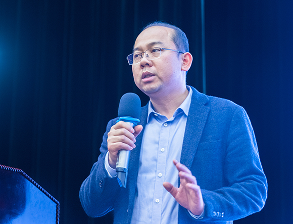 广西生猪产业创新团队首席专家谢炳坤研究员介绍种猪评定情况