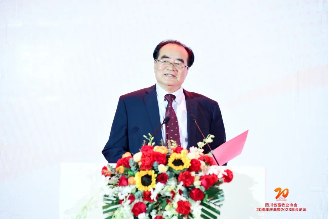 四川省畜牧业协会会长朱庆回顾总结并致欢迎辞