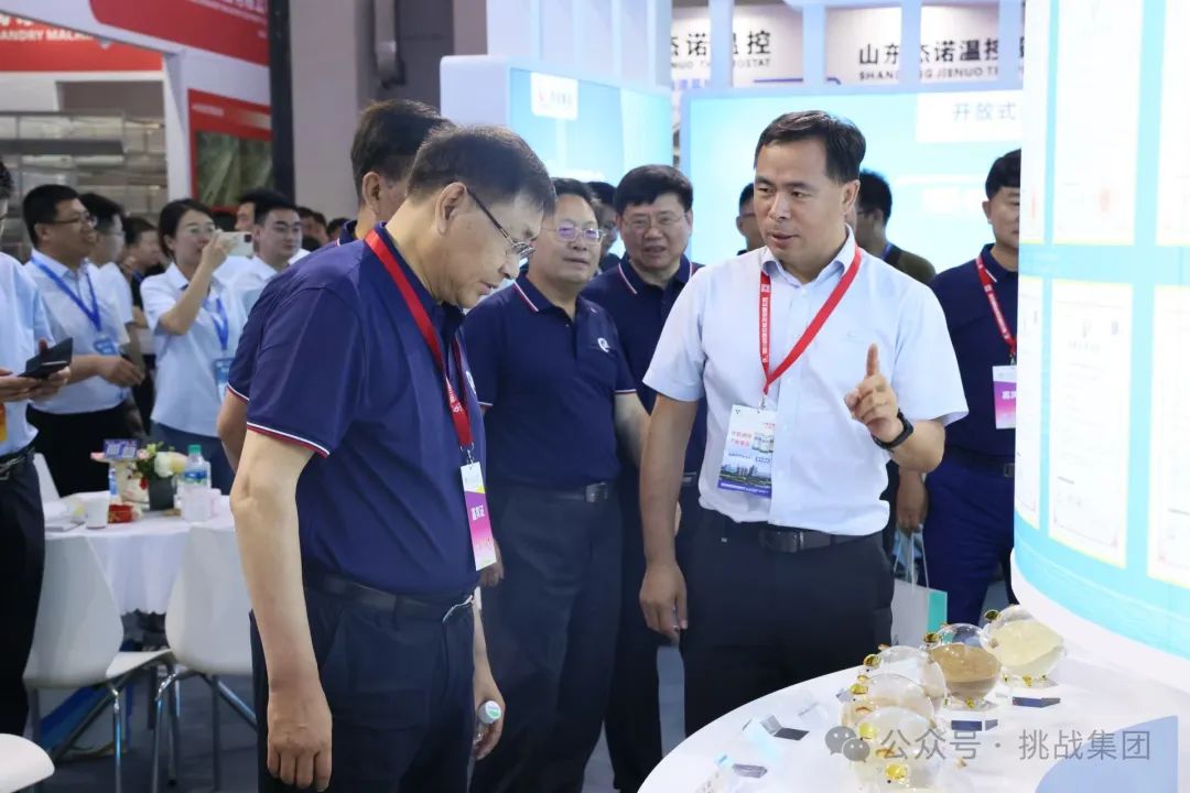 重要领导莅临展位参观并合影留念