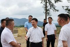 宜宾市委副书记、市长廖文彬到兴文德康同乐种猪场调研