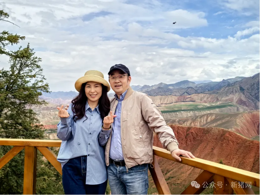 赖建兵（右）与妻子潘卡丽（左）合影