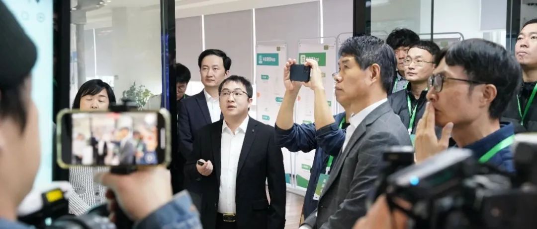 代表团参观展厅画面