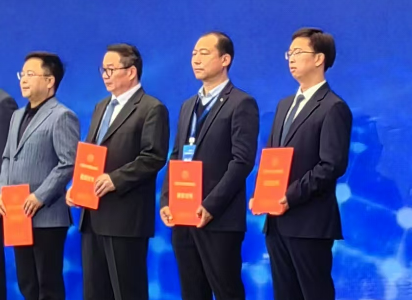 刘鼎阔博士接受获奖证书