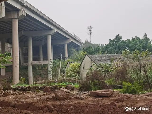 高架桥右边是被荒废的养猪场