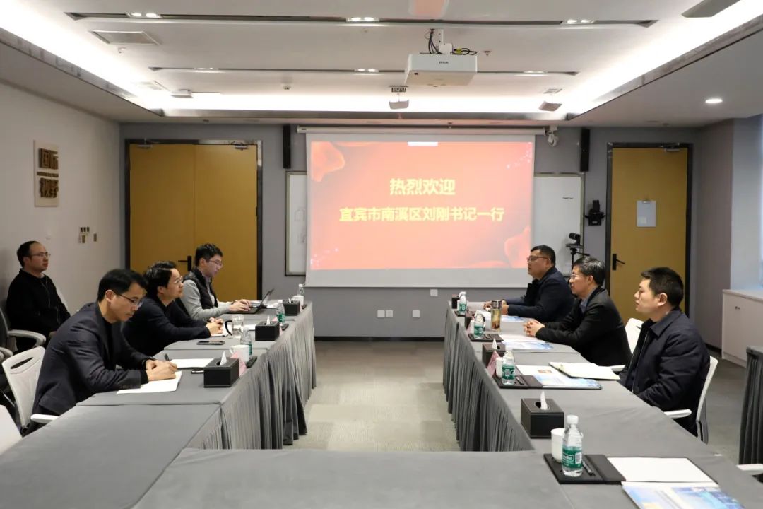 宜宾市南溪区委书记刘刚为王德根颁发“2024年度卓越企业家”奖杯