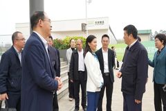 自治区人大常委会副主任、党组书记方春明莅临扬翔对李家连进行新春慰问