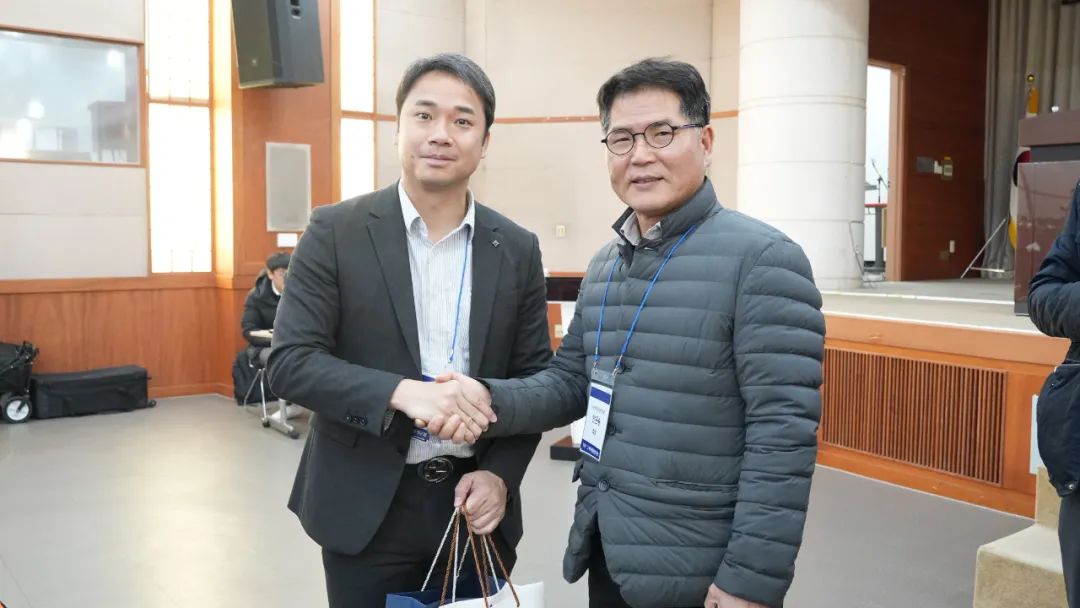 石广霄与韩国养猪产业研究会会长安根盛合影