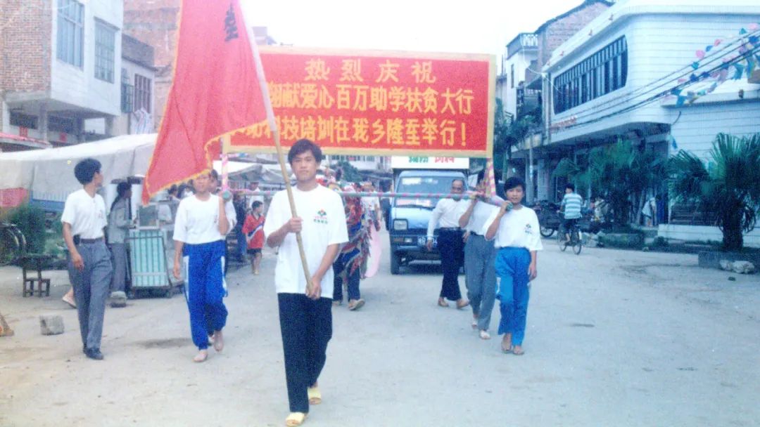 百万助学扶贫大行动1.jpg