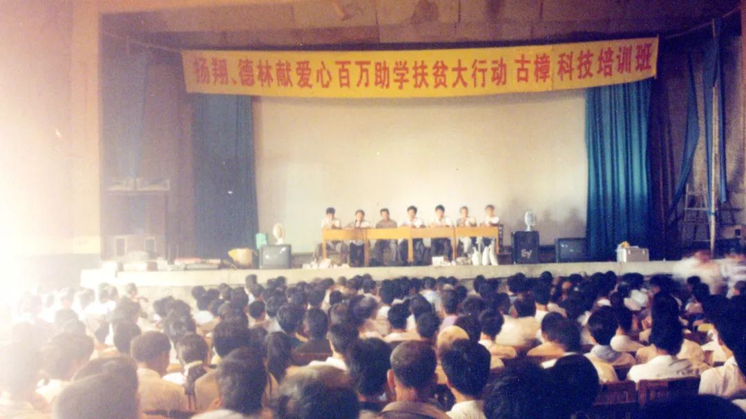 百万助学扶贫大行动2.jpg