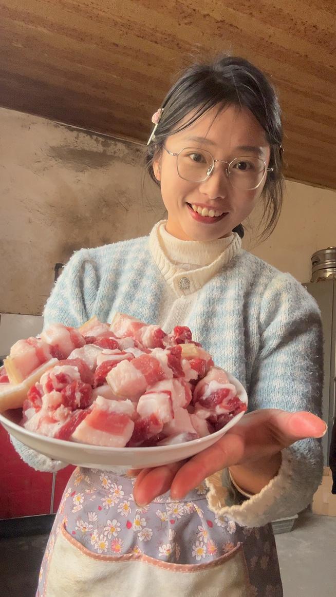 孙双双用自己养的猪肉做菜