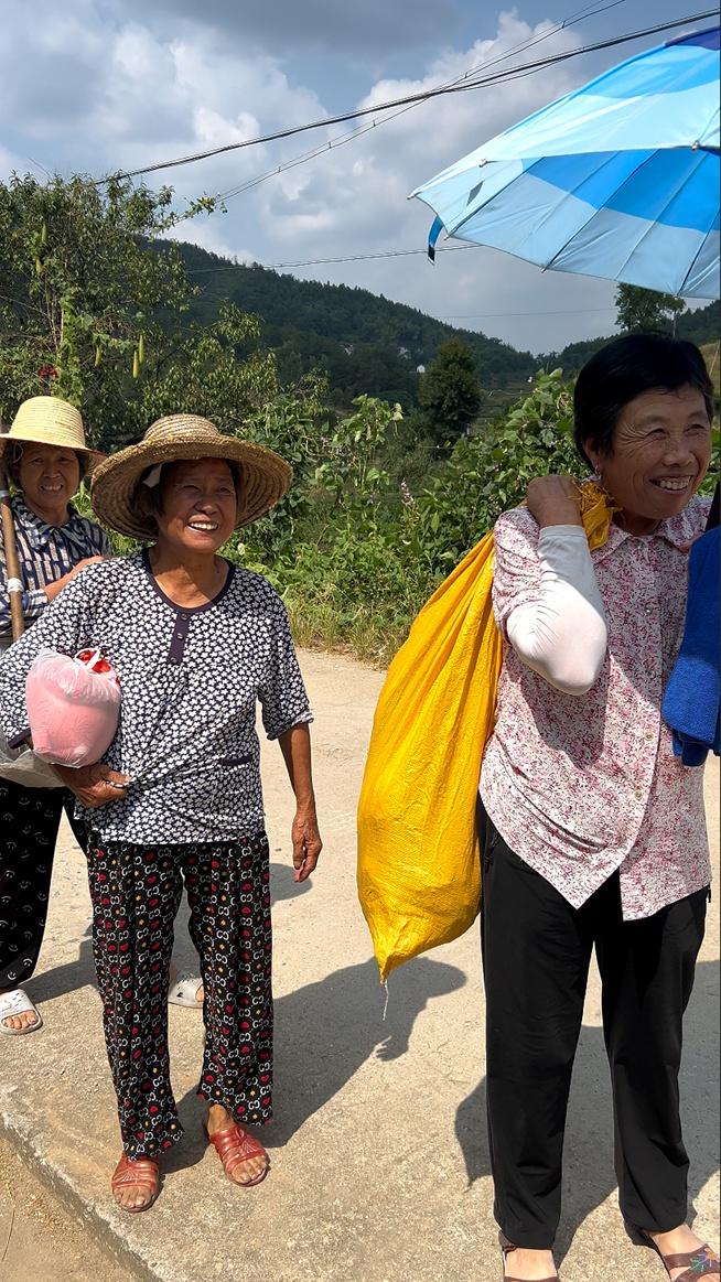 村民们带着自家种的山货交由孙双双直播出售
