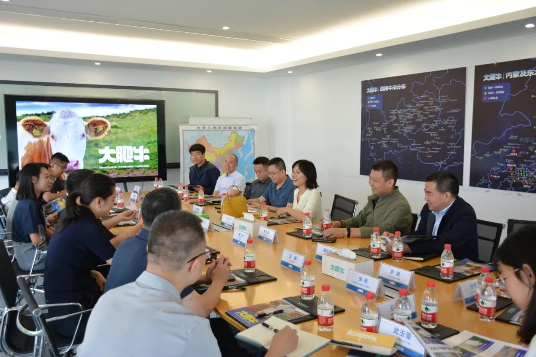 调研组与重点客户交流市场走势