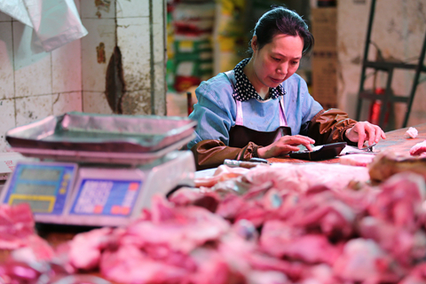 7月11日全国农产品批发市场猪肉平均价格为24.79元/公斤，比昨天上升1.8%