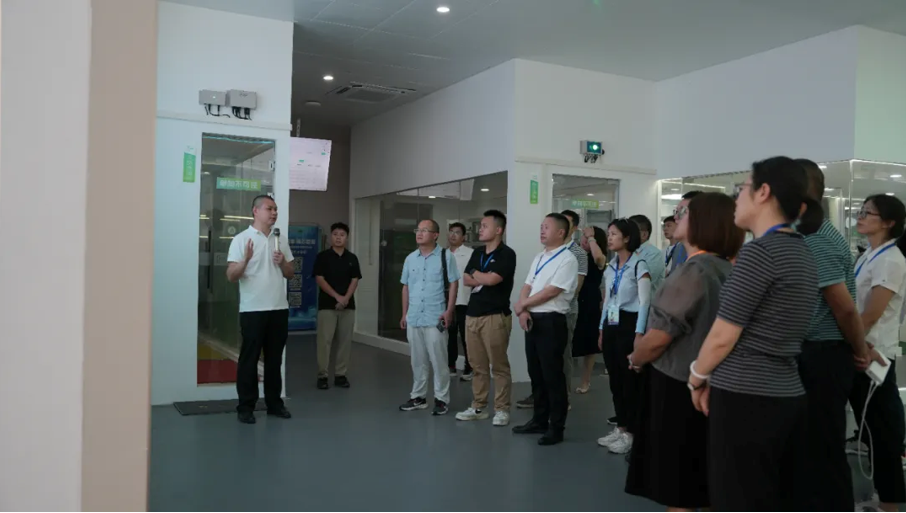 参观FPF未来猪场展厅
