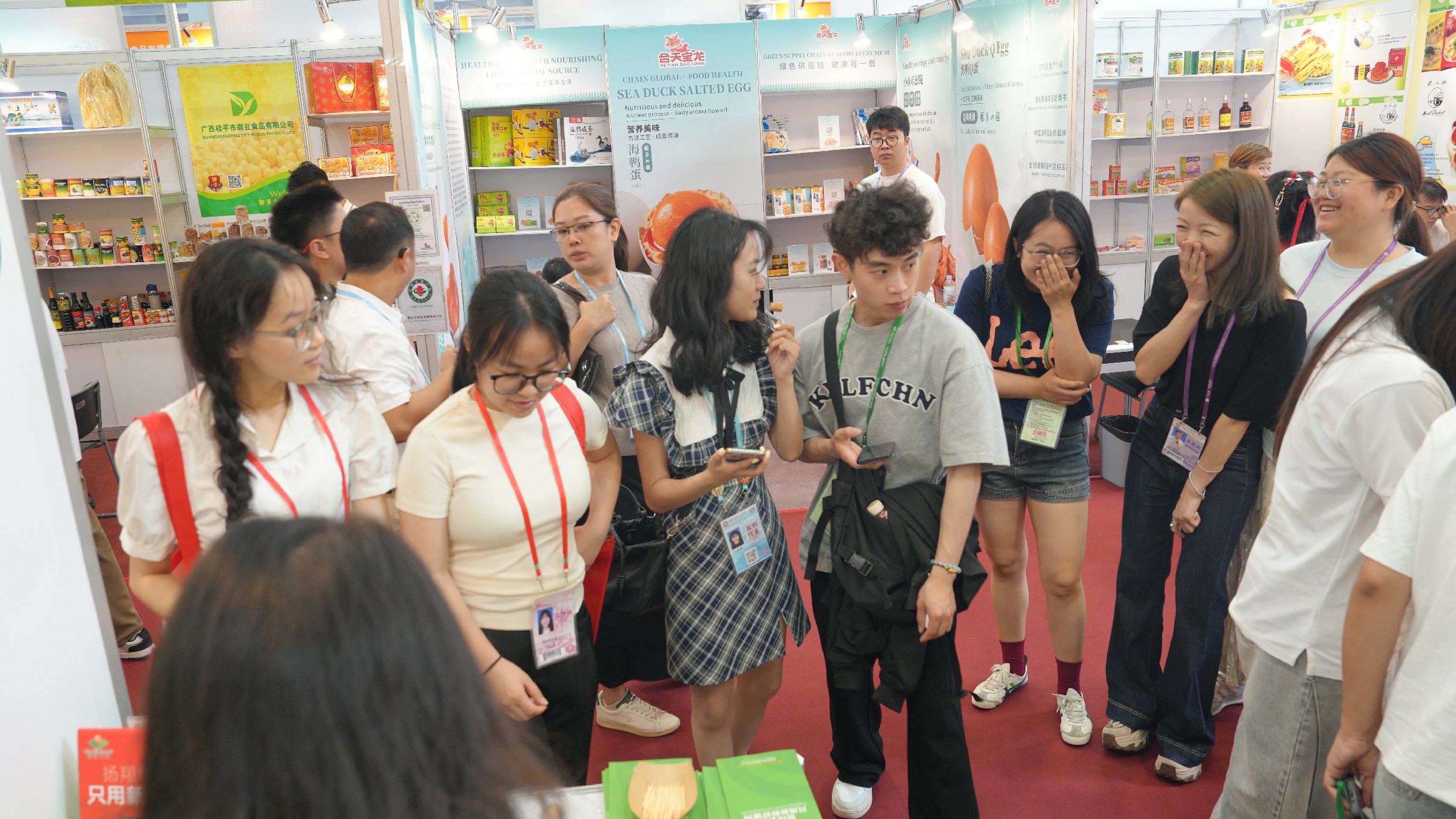 首登广交会即成焦点！扬翔食品展区人潮涌动，海外客商排队试吃