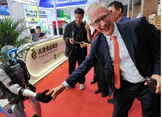 惊爆！2025畜博会惊现颠覆性“黑科技”——AI智能无针机器人